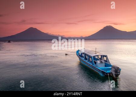 Amarrages traditionnels et volcans d'Atitlan 3537 M. et San Pedro 3020 M. Lac Atitlan, département de Sololá, République du Guatemala, Amérique centrale. Banque D'Images