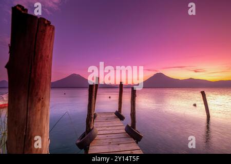 Amarrages traditionnels et volcans d'Atitlan 3537 M. et San Pedro 3020 M. Lac Atitlan, département de Sololá, République du Guatemala, Amérique centrale. Banque D'Images