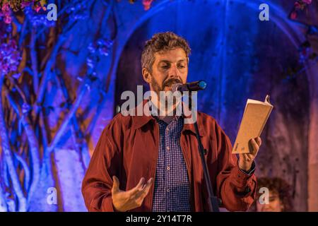 Joan Tomàs Martínez, appariement de poèmes et de vins à la cave Can Majoral, Fundació Mallorca Literària, Algaida, Majorque, Îles Baléares, Espagne. Banque D'Images