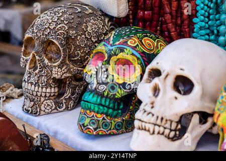 Crânes décorés sur le marché, Santo Tomas Chichicastenango, République du Guatemala, Amérique centrale. Banque D'Images