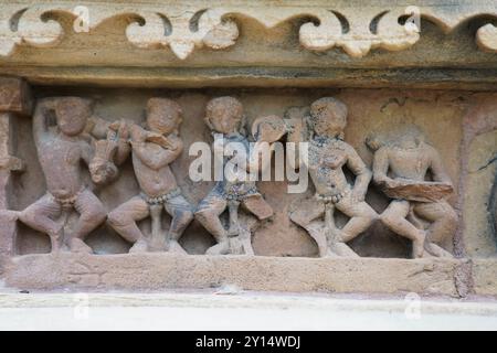 Sculptures en pierre du temple Chitragupta (vers 1000-1025 EC). C'est le seul temple de Khajuraho dédié à Surya. Khajuraho Groupe de monuments. Banque D'Images