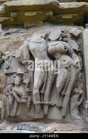 Sculptures en pierre du temple Chitragupta (vers 1000-1025 EC). C'est le seul temple de Khajuraho dédié à Surya. Khajuraho Groupe de monuments. Banque D'Images