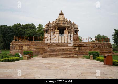 Face au temple Chitragupta (vers 1000-1025 EC). C'est le seul temple de Khajuraho dédié à Surya. Khajuraho Groupe de monuments. Chhatarpu Banque D'Images