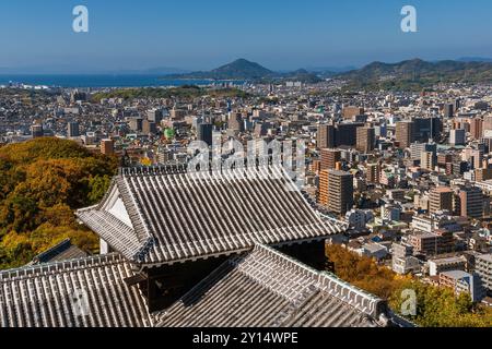 Matsuyama et Seto mer intérieure de l'ancienne tour du château de Matsuyama Banque D'Images