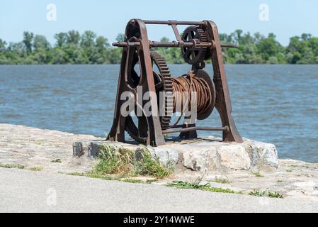 Un vieux treuil en métal sur le bord de la rivière à Belgrade, des années de rouille et d'altération montrent des détails fins. Banque D'Images