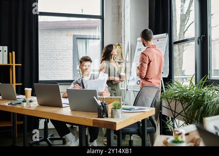 Les professionnels collaborent dans une atmosphère décontractée mais élégante. Banque D'Images