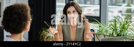 Deux professionnels s'engagent dans une conversation sérieuse au sujet des licenciements. Banque D'Images