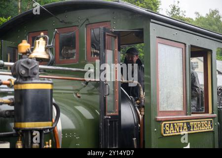 Le taxi et un employé de la Santa Teresa, une locomotive du Brecon Mountain Railway Banque D'Images