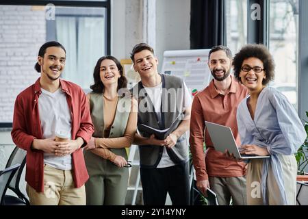 Les membres de l'équipe de soutien se réunissent et partagent des sourires au cours d'une transition difficile. Banque D'Images