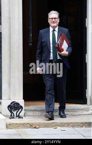 LONDRES, ANGLETERRE - 24 JUILLET : le premier ministre britannique Keir Starmer quitte le 10 Downing Street pour assister aux questions du premier ministre à la Chambre des communes Banque D'Images