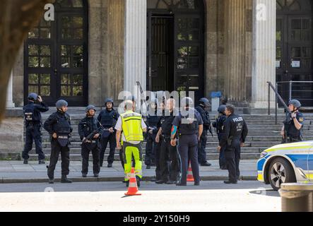 Führerbau Hochschule für Musik und Theater / Schüsse Schusswechsel BEI Großeinsatz der Polizei am NS Dokumentationszentrum BEI Königsplatz in München / Datum : 05.09.2024 / *** Führerbau Hochschule für Musik und Theater coups de feu tirés lors d'une opération policière de grande envergure au centre de documentation NS près de Königsplatz à Munich date 05 09 2024 Banque D'Images