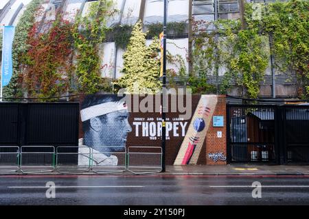 The Kia Oval, Vauxhall, Londres, Royaume-Uni. 5 septembre 2024. Une murale hommage à Graham Thorpe au terrain de cricket ovale. Le test final contre le Sri Lanka commence demain. Credit : Matthew Chattle/Alamy Live News Banque D'Images