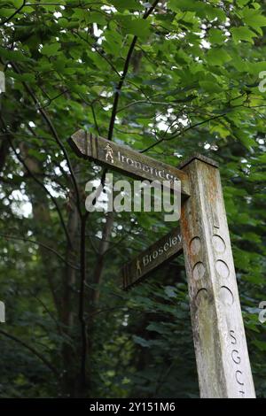 Sentier panneau en bois pour Ironbridge et Broseley Ironbridge gorge Shropshire UK concept Walking Explorez l'emprise publique Banque D'Images