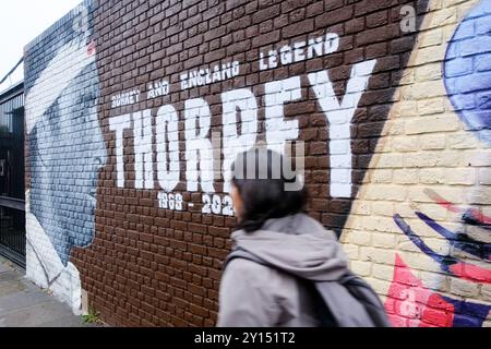 The Kia Oval, Vauxhall, Londres, Royaume-Uni. 5 septembre 2024. Une murale hommage à Graham Thorpe au terrain de cricket ovale. Le test final contre le Sri Lanka commence demain. Credit : Matthew Chattle/Alamy Live News Banque D'Images