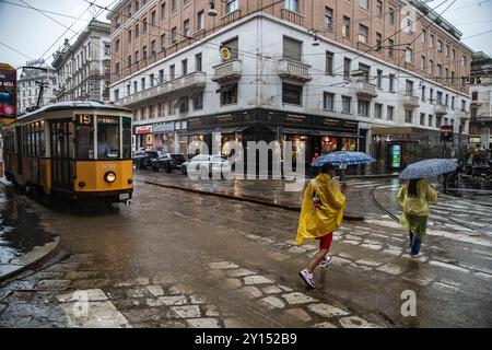 Milan, Italie. 05th Sep, 2024. Maltempo in centro a Milano forti piogge nubifragioMilano - Italia - Cronaca Giovedì, 05 Settembre, 2024 (Foto di Marco Ottico/Lapresse) mauvais temps dans le centre de Milan tempête de fortes pluies Milan, Italie - Actualités jeudi, 05 septembre, 2024 (photo de Marco Ottico/Lapresse) crédit : LaPresse/Alamy Live News Banque D'Images