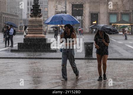 Milan, Italie. 05th Sep, 2024. Maltempo in centro a Milano forti piogge nubifragioMilano - Italia - Cronaca Giovedì, 05 Settembre, 2024 (Foto di Marco Ottico/Lapresse) mauvais temps dans le centre de Milan tempête de fortes pluies Milan, Italie - Actualités jeudi, 05 septembre, 2024 (photo de Marco Ottico/Lapresse) crédit : LaPresse/Alamy Live News Banque D'Images