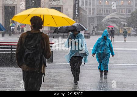 Milan, Italie. 05th Sep, 2024. Maltempo in centro a Milano forti piogge nubifragioMilano - Italia - Cronaca Giovedì, 05 Settembre, 2024 (Foto di Marco Ottico/Lapresse) mauvais temps dans le centre de Milan tempête de fortes pluies Milan, Italie - Actualités jeudi, 05 septembre, 2024 (photo de Marco Ottico/Lapresse) crédit : LaPresse/Alamy Live News Banque D'Images