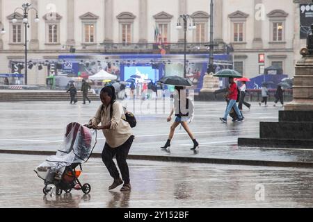 Milan, Italie. 05th Sep, 2024. Maltempo in centro a Milano forti piogge nubifragioMilano - Italia - Cronaca Giovedì, 05 Settembre, 2024 (Foto di Marco Ottico/Lapresse) mauvais temps dans le centre de Milan tempête de fortes pluies Milan, Italie - Actualités jeudi, 05 septembre, 2024 (photo de Marco Ottico/Lapresse) crédit : LaPresse/Alamy Live News Banque D'Images