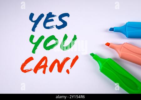 Oui, vous le pouvez. Texte de motivation. Marqueurs colorés sur fond blanc. Banque D'Images