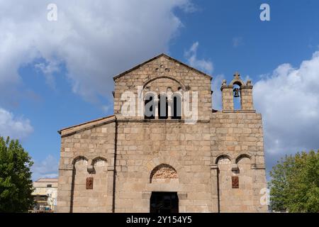 La vue de face de la basilique de San Simplicio, une église romane historique située à Olbia, Sardaigne, Italie. Façade ancienne en pierre, vent voûté Banque D'Images