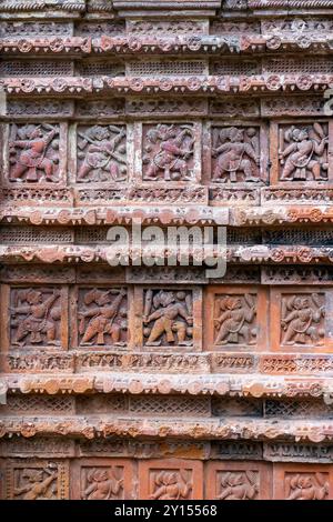 Vue rapprochée de terre cuite sculptée sur l'ancien temple Govinda dans le complexe religieux de Puthia, Rajshahi, Bangladesh Banque D'Images