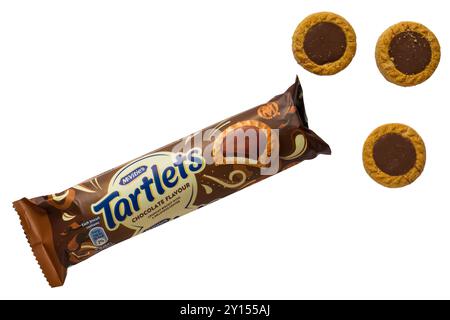 Paquet de tartelettes McVities saveur chocolat ouvert pour montrer le contenu isolé sur fond blanc - biscuit croquant avec un délicieux centre Banque D'Images