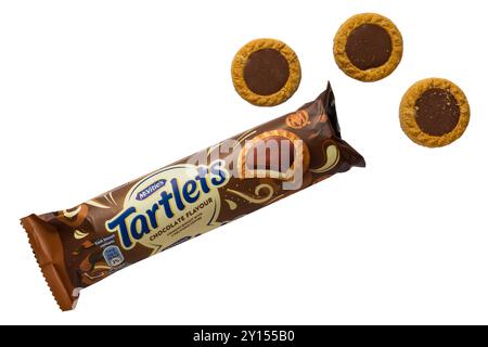 Paquet de tartelettes McVities saveur chocolat ouvert pour montrer le contenu isolé sur fond blanc - biscuit croquant avec un délicieux centre Banque D'Images