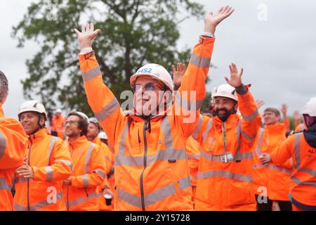 Les ouvriers célèbrent que le dernier segment de pont du viaduc de HS2 de 2,1 milles de long traversant la vallée de Colne est abaissé et fixé en place à Maple Cross dans le Hertfordshire. Une machine de construction de pont sur le viaduc est utilisée pour abaisser le dernier des 1 000 segments de pont en place, complétant plus de deux ans de construction, et une fois terminée, la structure prendra le record du plus long pont de Grande-Bretagne depuis le pont de Tay en Écosse, après presque 140 ans. Date de la photo : jeudi 5 septembre 2024. Banque D'Images