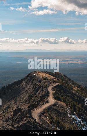 Vue imprenable depuis le sommet du mont Washburn surplombant le parc national de Yellowstone. Banque D'Images