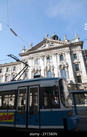 Façade principale du Palais de Justice, avec tramway au premier plan, Munich, Bavière, Allemagne. Banque D'Images