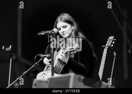 MUIREANN BRADLEY, CONCERT, 2024 : Muireann Bradley joue une guitare Waterloo de style vintage sur la scène de montagne. INFO : Muireann Bradley est une talentueuse musicienne et chanteuse-compositrice irlandaise connue pour son son émotif, inspiré du folk. Combinant des mélodies délicates avec des paroles introspectives, sa musique explore les thèmes de l'amour, de la perte et de la découverte de soi, livrée avec une voix envoûtante et émouvante qui captive les auditeurs. Banque D'Images