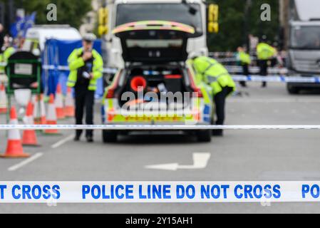 Londres, Royaume-Uni. LA LIGNE DE POLICE NE TRAVERSE PAS la bande sur la place du Parlement après un grave accident. Banque D'Images