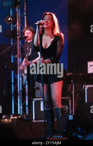 Mysterines, CONCERT, 2024 : lia Metcalfe la chanteuse du groupe de rock de Liverpool The mystères joue The Far Out Stage. Quatrième jour du Green Man Festival 2024 au Glanusk Park, Brecon, pays de Galles. Photo : Rob Watkins. INFO : The mystères est un groupe de rock britannique formé en 2015 et connu pour son son sombre et gritty, mêlant grunge, punk et blues. Face à Lia Metcalfe, leur énergie brute, leur voix puissante et leurs riffs de guitare lourds créent une musique intense et chargée d'émotions qui résonne avec les fans de rock alternatif. Banque D'Images