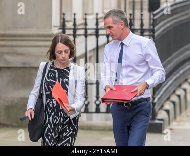 Peter Kyle MP (secrétaire d'État aux Sciences, à l'innovation et à la technologie) et Alexandra Jones (directrice générale, Sciences, innovation et croissance) dans DO Banque D'Images