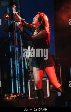 Mysterines, CONCERT, 2024 : lia Metcalfe la chanteuse du groupe de rock de Liverpool The mystères joue The Far Out Stage. Quatrième jour du Green Man Festival 2024 au Glanusk Park, Brecon, pays de Galles. Photo : Rob Watkins. INFO : The mystères est un groupe de rock britannique formé en 2015 et connu pour son son sombre et gritty, mêlant grunge, punk et blues. Face à Lia Metcalfe, leur énergie brute, leur voix puissante et leurs riffs de guitare lourds créent une musique intense et chargée d'émotions qui résonne avec les fans de rock alternatif. Banque D'Images