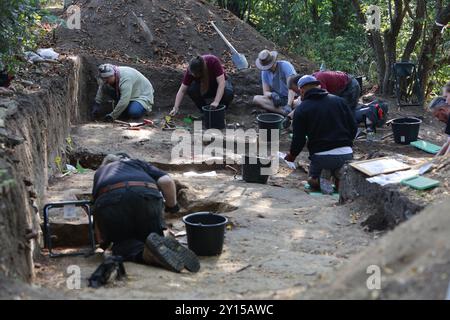 Quedlinburg, Allemagne. 05th Sep, 2024. Vue du site de fouilles sur l'ancienne colline de potence, où des fouilles archéologiques sont actuellement menées par l'Office d'État de Saxe-Anhalt pour la préservation des monuments et l'archéologie (LDA). Il existe des preuves historiques de la potence sur l'actuel Galgenberg sur Lehofsweg depuis 1662. De nombreuses découvertes de squelettes humains et de parties de squelettes prouvent qu'une haute juridiction a été exercée sur ce site, abandonné en 1809. Les résultats et les découvertes ont été présentés aujourd'hui. Crédit : Matthias Bein/dpa/Alamy Live News Banque D'Images