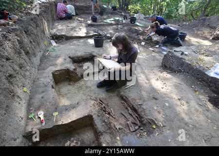 Quedlinburg, Allemagne. 05th Sep, 2024. Vue du site de fouilles sur l'ancienne colline de potence, où des fouilles archéologiques sont actuellement menées par l'Office d'État de Saxe-Anhalt pour la préservation des monuments et l'archéologie (LDA). Il existe des preuves historiques de la potence sur l'actuel Galgenberg sur Lehofsweg depuis 1662. De nombreuses découvertes de squelettes humains et de parties de squelettes prouvent qu'une haute juridiction a été exercée sur ce site, abandonné en 1809. Les résultats et les découvertes ont été présentés aujourd'hui. Crédit : Matthias Bein/dpa/Alamy Live News Banque D'Images