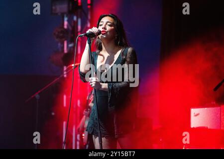 Mysterines, CONCERT, 2024 : lia Metcalfe la chanteuse du groupe de rock de Liverpool The mystères joue The Far Out Stage. Quatrième jour du Green Man Festival 2024 au Glanusk Park, Brecon, pays de Galles. Photo : Rob Watkins. INFO : The mystères est un groupe de rock britannique formé en 2015 et connu pour son son sombre et gritty, mêlant grunge, punk et blues. Face à Lia Metcalfe, leur énergie brute, leur voix puissante et leurs riffs de guitare lourds créent une musique intense et chargée d'émotions qui résonne avec les fans de rock alternatif. Banque D'Images