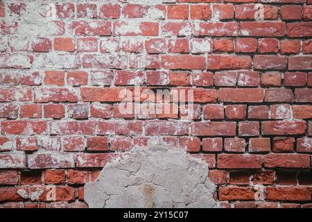 Un mur de briques blanches et de briques orange. Un vieux fond de mur de briques peint en orange. Banque D'Images