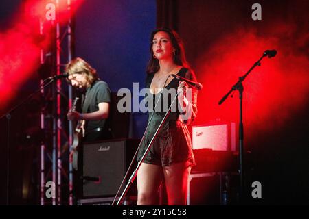 Mysterines, CONCERT, 2024 : lia Metcalfe la chanteuse du groupe de rock de Liverpool The mystères joue The Far Out Stage. Quatrième jour du Green Man Festival 2024 au Glanusk Park, Brecon, pays de Galles. Photo : Rob Watkins. INFO : The mystères est un groupe de rock britannique formé en 2015 et connu pour son son sombre et gritty, mêlant grunge, punk et blues. Face à Lia Metcalfe, leur énergie brute, leur voix puissante et leurs riffs de guitare lourds créent une musique intense et chargée d'émotions qui résonne avec les fans de rock alternatif. Banque D'Images