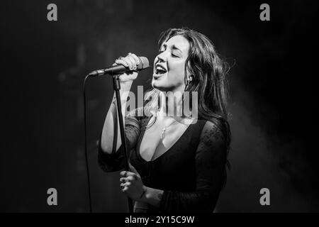 Mysterines, CONCERT, 2024 : lia Metcalfe la chanteuse du groupe de rock de Liverpool The mystères joue The Far Out Stage. Quatrième jour du Green Man Festival 2024 au Glanusk Park, Brecon, pays de Galles. Photo : Rob Watkins. INFO : The mystères est un groupe de rock britannique formé en 2015 et connu pour son son sombre et gritty, mêlant grunge, punk et blues. Face à Lia Metcalfe, leur énergie brute, leur voix puissante et leurs riffs de guitare lourds créent une musique intense et chargée d'émotions qui résonne avec les fans de rock alternatif. Banque D'Images