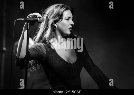 Mysterines, CONCERT, 2024 : lia Metcalfe la chanteuse du groupe de rock de Liverpool The mystères joue The Far Out Stage. Quatrième jour du Green Man Festival 2024 au Glanusk Park, Brecon, pays de Galles. Photo : Rob Watkins. INFO : The mystères est un groupe de rock britannique formé en 2015 et connu pour son son sombre et gritty, mêlant grunge, punk et blues. Face à Lia Metcalfe, leur énergie brute, leur voix puissante et leurs riffs de guitare lourds créent une musique intense et chargée d'émotions qui résonne avec les fans de rock alternatif. Banque D'Images