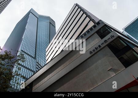 Tokyo, Japon - 08 août 2024 : vue en angle bas des immeubles de bureaux dans la région de Toranomon Hills contre le ciel. Banque D'Images