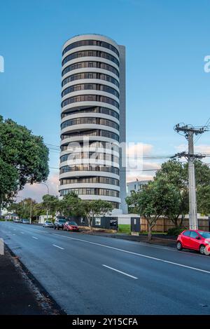 Une tour d'appartements construite dans les années 1980 à St Marys Bay, Auckland, Nouvelle-Zélande Banque D'Images