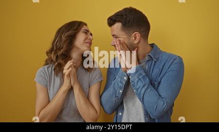 Couple partageant un beau moment ensemble isolé sur fond jaune illustrant l'amour, la relation, le bonheur et la connexion entre l'homme et Banque D'Images