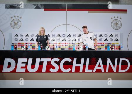 Herzogenaurach, Allemagne. 05th Sep, 2024. Football : équipe nationale, Ligue des Nations, en avance sur les matchs contre la Hongrie et les pays-Bas. Le gardien de but national Marc-André ter Stegen (R) arrive à la conférence de presse avec Franziska Wülle, attachée de presse de l'équipe nationale. Crédit : Daniel Löb/dpa/Alamy Live News Banque D'Images