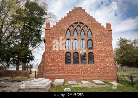 L'église et la cour de la tombe à l'intérieur de la colonie anglaise historique de Jamestowne de 1607. Banque D'Images