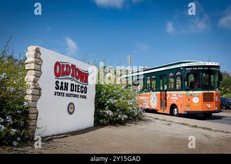 Un bus touristique se trouve devant le panneau indiquant Old Town San Diego, Californie. Banque D'Images