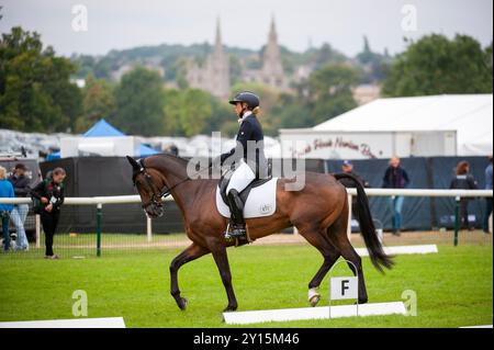 Stamford, Royaume-Uni. 5 septembre 2024. Emma Hyslop-Webb Riding Jeweetwel représentant la Grande-Bretagne lors de la phase de dressage le jour 1 des procès du Defender Burghley Horse de 2024 qui se sont tenus dans les terrains de Burghley House à Stamford, Lincolnshire, Angleterre, Royaume-Uni. Crédit : Jonathan Clarke/Alamy Live News Banque D'Images