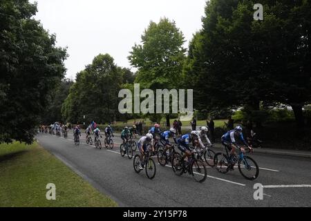 Le peloton passe devant le château de Conisbrough à Doncaster lors de la troisième étape du Lloyds Bank Tour of Britain Men 2024 de Sheffield à Barnsley. Date de la photo : jeudi 5 septembre 2024. Banque D'Images